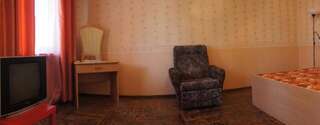 Гостевой дом Гостевой дом Лукоморье в Алахадзе Пицунда Трехместный номер с общей ванной комнатой-2